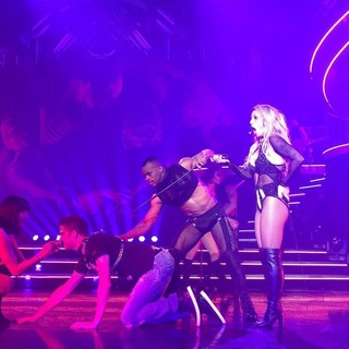 Britney Spears dança com fã brasileiro durante show em Las Vegas (Foto: Reprodução/Instagram)