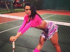 Com figurino rosa, Gracyanne Barbosa faz pose na quadra de tênis
