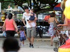 Pai coruja: Mateus Solano leva a filha para brincar em parquinho do Rio