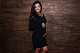 Mônica Carvalho, grávida, em estreia de peça em São Paulo (Foto: Manuela Scarpa/ Foto Rio News)