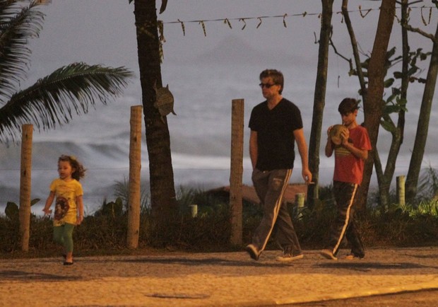 Fábio Assunção com os filhos (Foto: Delson Silva / AgNews)