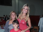 Andressa Urach leva filho para ensaio de escola de samba em São Paulo