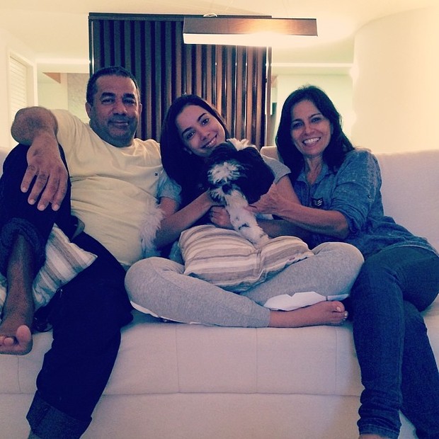 Anitta com os pais (Foto: Instagram/ Reprodução)