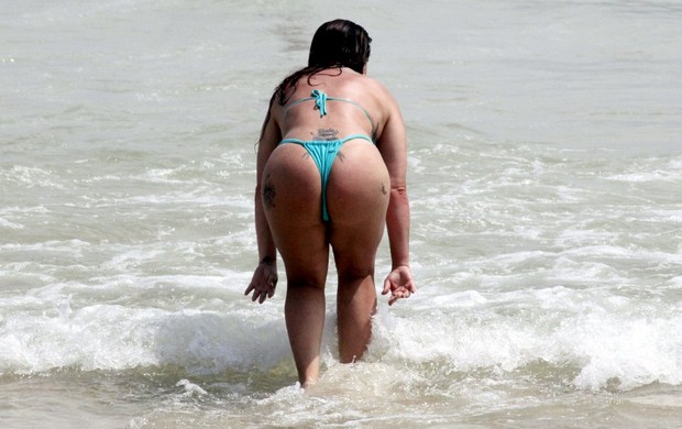 Cristina Mortágua na praia da Barra (Foto: Gabriel Rangel / AgNews)