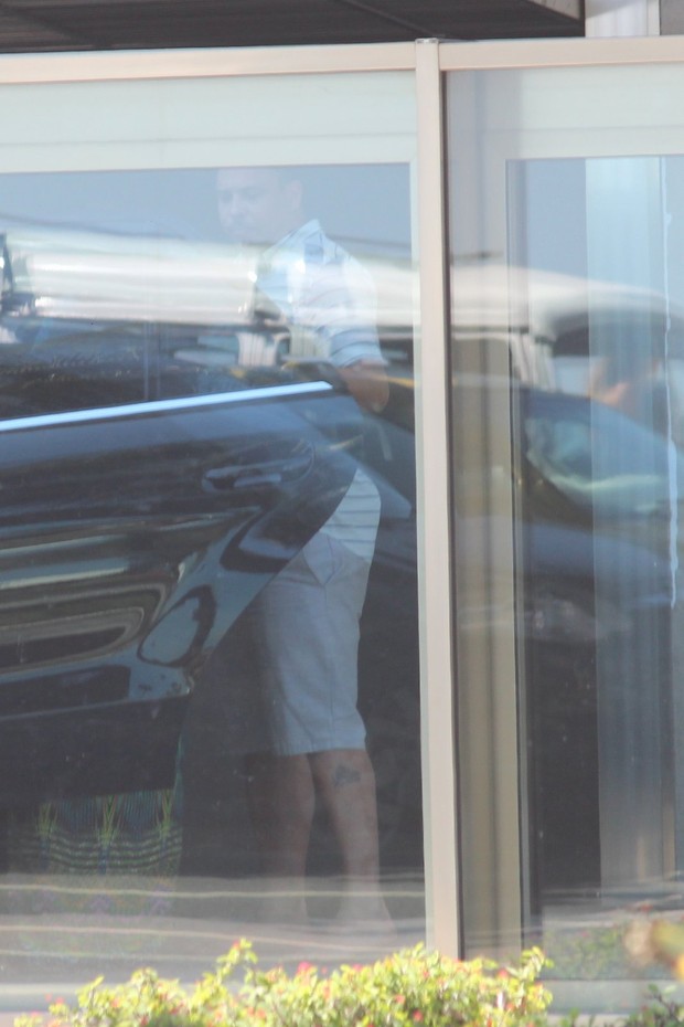 Ronaldo e Paula Morais deixam o apartamento do ex-jogador no Leblon, RJ (Foto: Fabio Moreno/Photo RioNews)