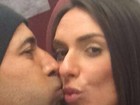 Após assumir affair com Sheik, Nicole Bahls muda foto em perfil de aplicativo