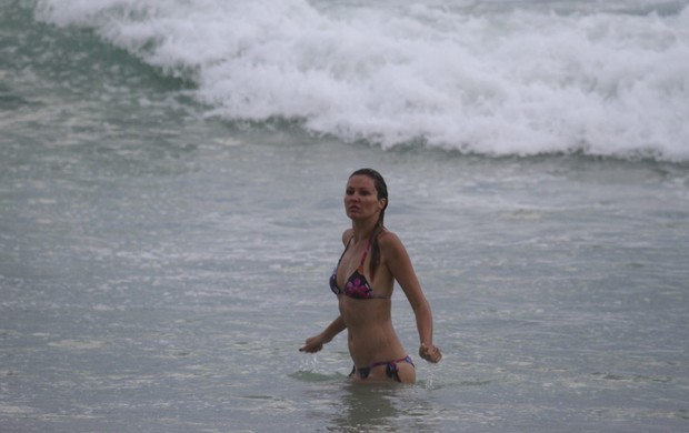 Ellen Jabour na praia da Barra (Foto: Dilson Silva / AgNews)