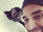Latino ganha beijo do macaco de estimação em vídeo postado na web