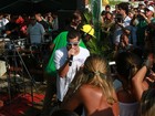 Thiago Martins se diverte cantando em show em praia do Rio de Janeiro