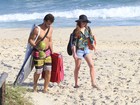 Marina Ruy Barbosa e Klebber Toledo namoram em praia carioca