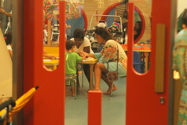 Juliana Paes e babá brincam com Pedro em parquinho (Foto: Daniel Delmiro/Ag News)