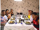 Naldo posta foto de jantar com os filhos, Maria Victória e Pablo