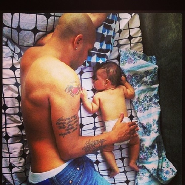 Adriano paparica a filha enquanto dorme (Foto: Instagram)