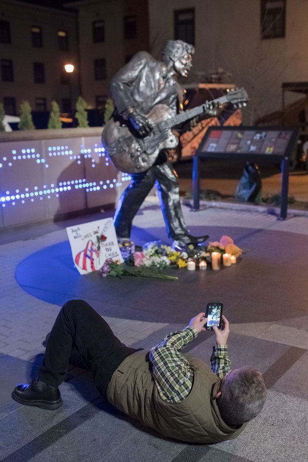 Fãs prestam homenagens a  Chuck Berry  (Foto: Whitney Curtis / GETTY IMAGES NORTH AMERICA / AFP)