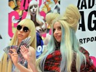 Lady Gaga lança novo CD cercada de bonecas suas em tamanho real