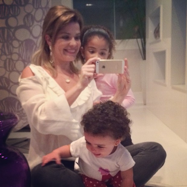 Samara Felippo com os filhos (Foto: Reprodução/Instagram)