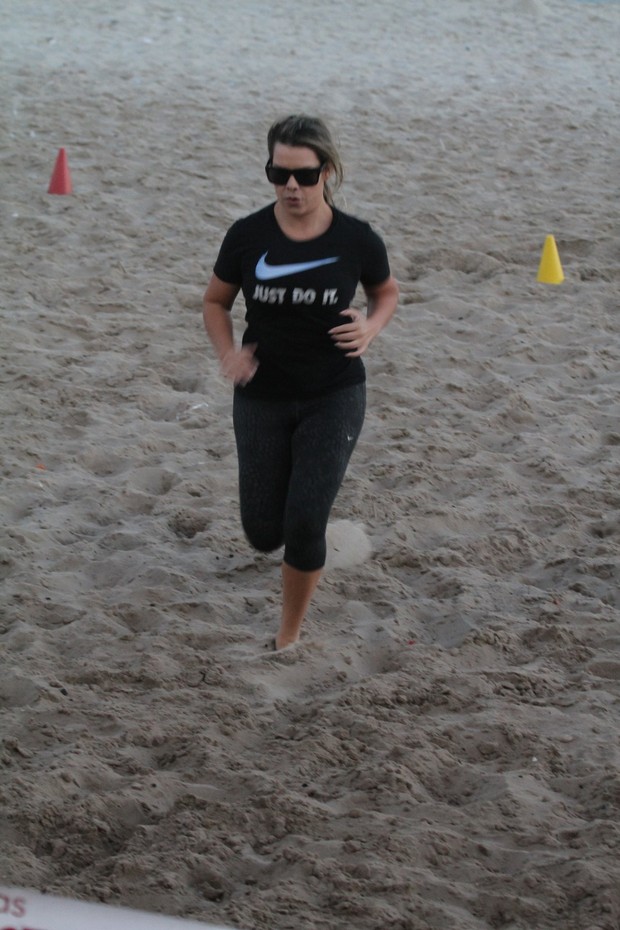 Fernanda Souza se exercita na praia (Foto: Dilson Silva / Agnews)