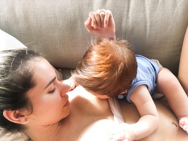 Adriana Santana amamenta o filho (Foto: Instagram / Reprodução)