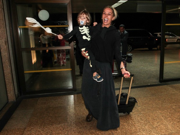 Adriane Galisteu com o filho, Vittorio, em aeroporto em São Paulo (Foto: Manuela Scarpa/ Foto Rio News)
