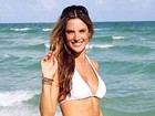 Alessandra Ambrósio posa de biquíni branco de lacinho na praia