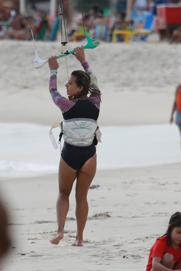 Cristiane Dias pratica kitesurf (Foto: DILSON SILVA / Agnews)