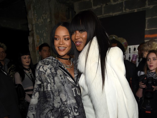 Rihanna e Naomi Campbell em evento de moda em Nova York, nos Estados Unidos (Foto: Jamie McCarthy/ Getty Images/ AFP)