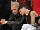Rihanna e Chris Brown trocam carinhos em jogo de basquete