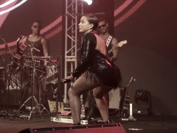 Anitta canta em ensaio da Mocidade na Zona Sul do Rio (Foto: Marcello Sá Barretto e Alex Palarea/ Ag. News)