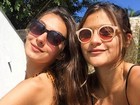 Marina Moschen e Giulia Costa posam juntas de biquíni 