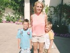 Britney Spears posa de shortinho com os filhos