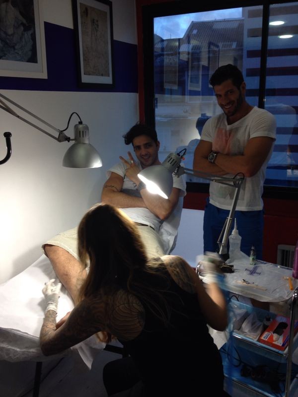 Júnior, ex-bbb faz tatuagem (Foto: Divulgação)