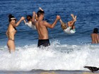 Rodrigo Hilbert e Fernanda Lima se divertem com os filhos na praia