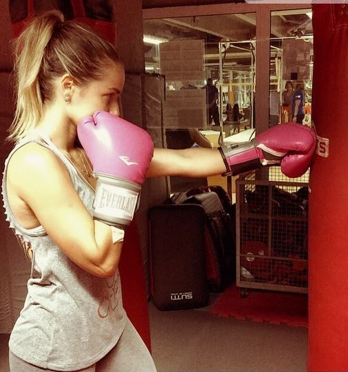 A atriz Monique Alfradique pratica boxe e efala de corpo: Estou muito feliz com meu corpo e não me cobro mais como antigamente. Estou mais confiante com a idade.  (Foto: Reprodução do Instagram)