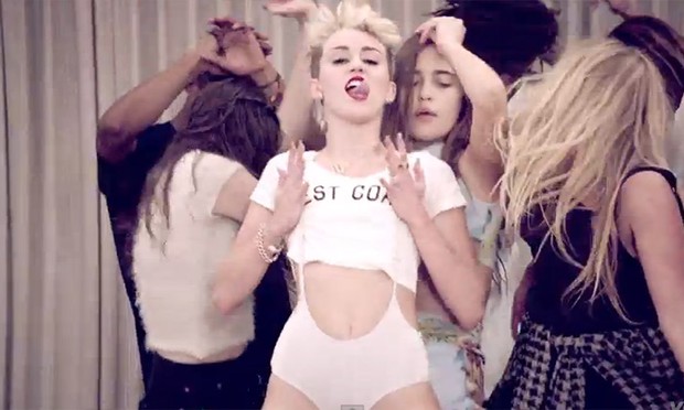 Miley Cyrus sensualiza em novo clipe (Foto: Youtube / Reprodução)