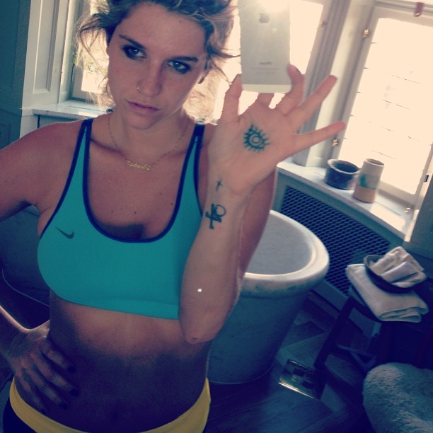 Cantora Kesha mostra barriga de fora antes de corridinha (Foto: Reprodução / Instagram)