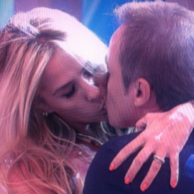 Gugu posta foto beijando Adriane Galisteu (Foto: Instagram / Reprodução)