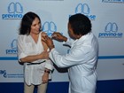 Regina Duarte toma vacina em campanha contra a pneumonia 