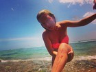 Ludmila Dayer machuca a perna após surfe em Bali: 'Batizada'