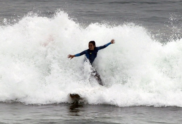 Daniele Suzuki surfando (Foto: André Freitas/ Ag. News)