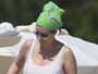 Laura Pausini curte dia de praia em Miami e imprensa especula gravidez