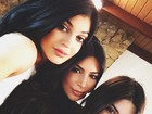 Kylie Jenner, Kim Kardashian e Kendall Jenner mostram semelhança em selfie