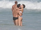 Daniel Oliveira e Sophie Charlotte beijam muuuuito em praia do Rio