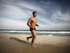 Douglas Sampaio mostra barriga sarada em ensaio na praia para o EGO
