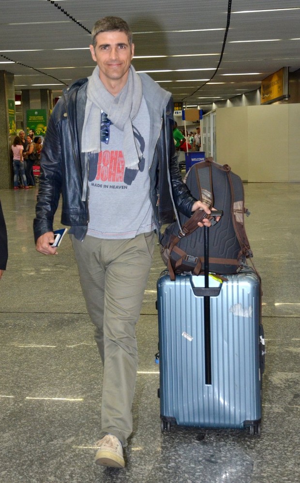 Reynaldo Gianecchini no aeroporto (Foto: Léo Marinho / AgNews)