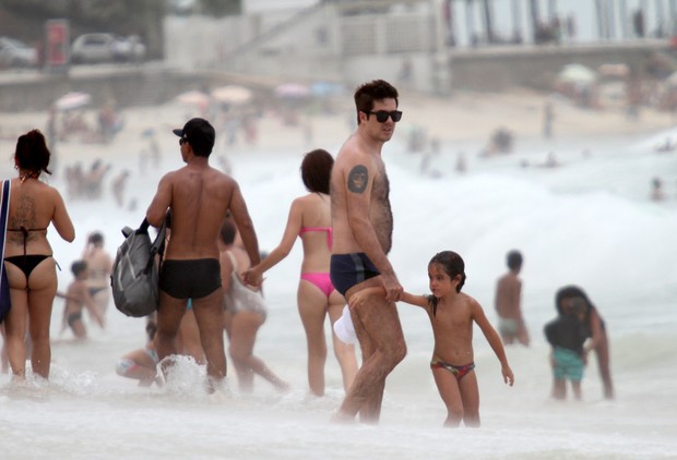 Rogério Fausino curte praia com a família (Foto: Wallace Barbosa/AgNews)