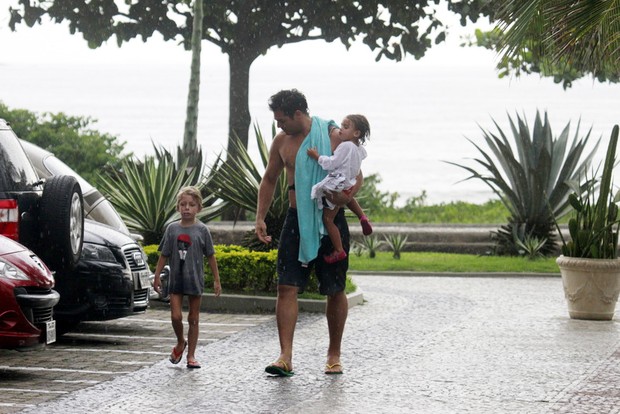Thiago Lacerda com os filhos na praia da Barra da Tijuca, RJ (Foto: Dilson Silva / Agnews)