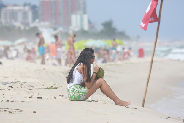 Talita em praia no Rio (Foto: Dilson Silva / AgNews)