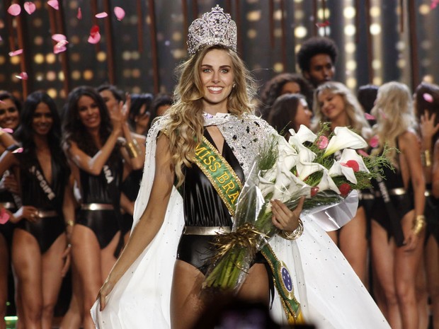Miss Universe - Marthina Brandt, Miss Universe Brazil 2015 poses