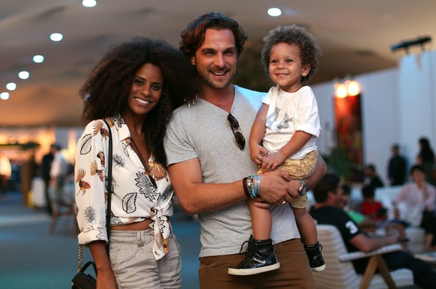 Aline Wirley da Silva com Igor Rickli e o filho Antonio (Foto: Fernanda Villas Bôas / Divulgação )