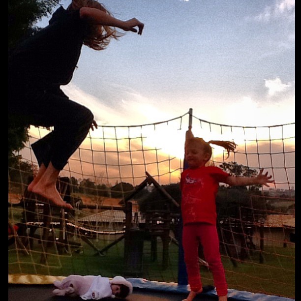 Ticiane Pinheiro brinca no pula-pula com Rafa Justus (Foto: Reprodução/ Instagram)
